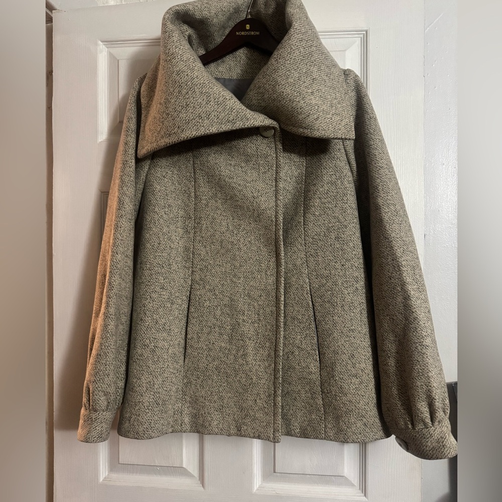 This beautiful Gray size 4 vintage coat